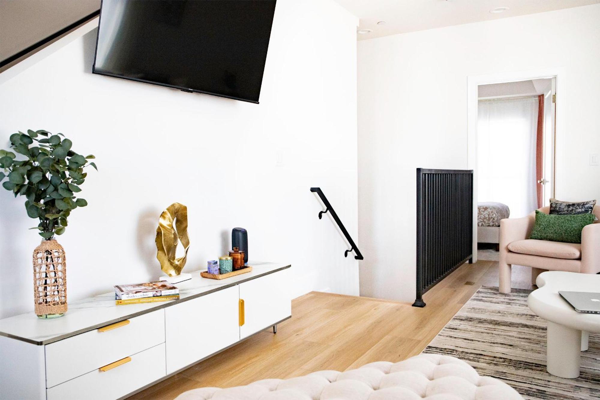 Unique 4-bedroom Apartment